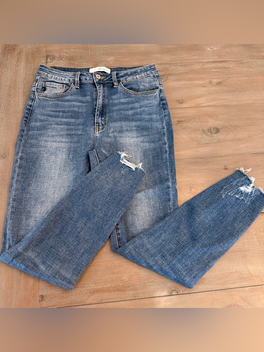 KanCan Medium Wash Distressed Fray Hem Stretch Skinny Jeans Size 11/29 Patches